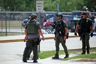 El personal policial se encuentra frente a la Escuela Primaria Robb luego de un tiroteo, el martes 24 de mayo de 2022, en Uvalde, Texas