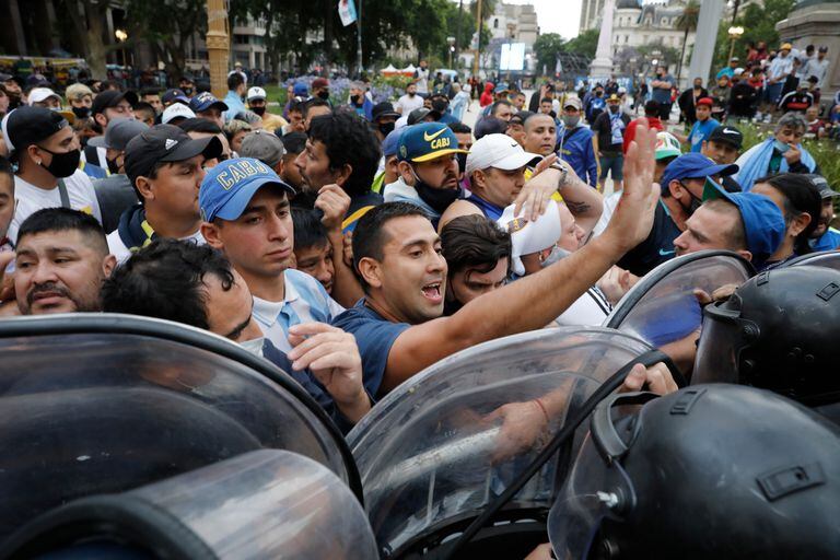 En plena pandemia, el velatorio de Diego Maradona convocó a una multitud de personas a Casa Rosada y terminó en desmadre