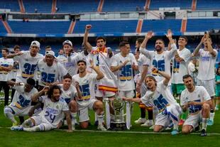 Los jugadores de Real Madrid, con el trofeo de campeones al celebrar el título de la Liga 2022