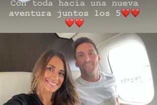 La imagen que Antonella Roccuzzo subió en su Instagram con Lionel Messi en el avión, rumbo a París