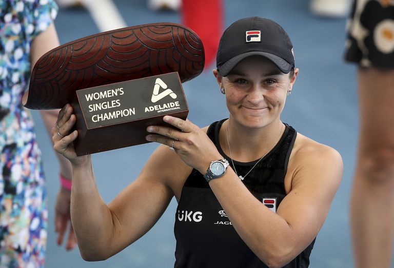 La tenista australiana Ash Barty celebra su victoria sobre la kazaja Elena Rybakina en el torneo internacional de Adelaida, en Adelaida, el 9 de enero de 2022. (Matt Turner/AAP Image via AP)