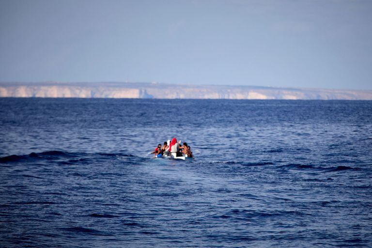 09-09-2021 Un grupo de unos 17 migrantes procedentes de Chebba (Túnez) viaja por el Mar Mediterráneo en una pequeña barca pesquera en dirección a la isla de Lampedusa, a 8 de septiembre de 2021, a 10 millas de la Lampedusa (Italia). La tripulación del barco 'Astral', de la ONG Open Arms, avista esta barca pesquera la tarde del 8 de septiembre. Entonces, el capitán ordena que una lancha rápida se aproxime para ver las condiciones de la embarcación. En ella viajan unos 17 migrantes que afirman llevar tres días en el mar tras partir de Chebba (Túnez). Tras encontrarse con esta pequeña barca, la lancha rápida del Astral la escolta en su rumbo a las playas de Lampedusa hasta asegurarse de que la Guardia Costera los ponga a salvo. Este miércoles 8 de septiembre el Astral ha comenzado su viaje de regreso a su puerto base en Badalona (Cataluña) tras registrar una avería en su segundo motor de propulsión. Esta decisión se debe a la complicación de repararlo en mar abierto y a la mala previsión meteorológica para el día siguiente. De esta forma concluye la misión 85 de la ONG Open Arms. POLITICA Jesús Hellín - Europa Press