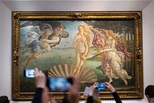 El nacimiento de Venus fotografiada por los turistas en Florencia, Italia, en la Galería de los Oficios