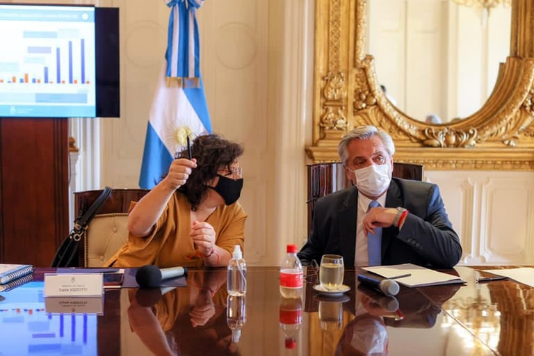 Alberto Fernández y la ministra de Salud, Carla Vizzotti, reemplazante de Ginés González García, desplazado por el escándalo del vacunatorio vip