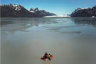 Mette Bendixen, científico danés de la Universidad de Colorado, David Blockley y Mikkel Bojesen recolectan muestras de sedimentos a unas pocas millas hasta el fiordo Sermilik en el suroeste de Groenlandia