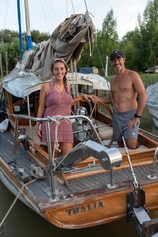 Gabriela e Ignacio viven en un velero restaurado, llamado Thalía