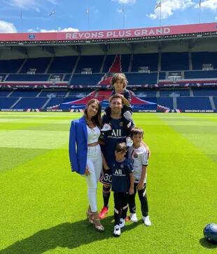 Antonela Roccuzzo con su familia en el estadio del PSG, con un atuendo a tono