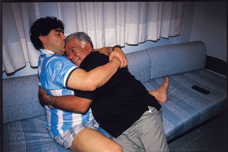 Jorge tuvo la posibilidad de compartir muchos momentos íntimos del 10 y retratarlo en familia: acá, con Don Diego, en un abrazo eterno 