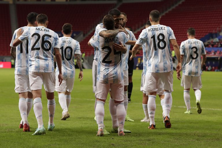 Todos los abrazos son para el Papu Gómez, autor del gol argentino luego de una muy buena jugada de Messi y Di María