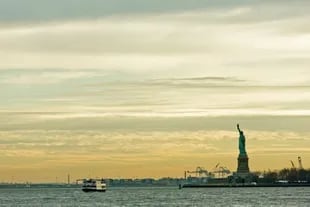 A bordo del ferry gratuito hacia Staten Island se obtienen buenas vistas de la Estatua de la Libertad