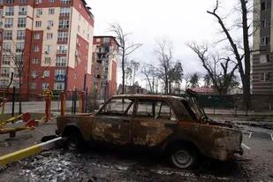Un auto dañado por los bombardeos, en un estacionamiento en Irpin, a las afueras de Kiev, Ucrania, el 11 de abril de 2022. (AP Foto/Evgeniy Maloletka)