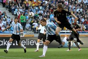 Sudáfrica 2010: Thomas Müller gana en lo alto y anota el 1-0. Fue el principio del fin para la selección de Maradona: Alemania arrasó con un 4-0 en Ciudad del Cabo