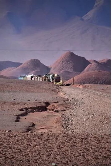 Formación del ferrocarril Belgrano Cargas saliendo de Tolar Grande, localidad del altiplano salteño ubicada a 80 km de la Ciudad de Salta y a 214 km de San Antonio de los Cobres. Es el poblado argentino más cercano al volcán Llullaillaco, donde fueron hallados los cuerpos de los "Niños de Llullaillaco" que hoy reposan en el Museo de Arqueología de Alta Montaña.