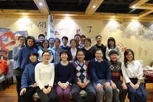 La Dra. Shi, tercera desde la izquierda en la primera fila, con su colega virólogo Wang Linfa, cuarta desde la izquierda, y colegas del Instituto de Virología de Wuhan en un restaurante de Wuhan el 15 de enero de 2020. El brote acababa de surgir y el equipo trabajaba para comprender el nuevo virus. 
