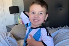 La historia detrás del niño viral (de solo 2 años) que sabe todo el equipo de Argentina y se emociona por Messi