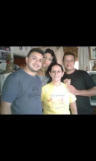 Victoria Núñez, muerta tras haber sido reducida por la policía luego de que sufriera una crisis nerviosa en su casa de Paraná, Entre Ríos. En la foto, con su familia