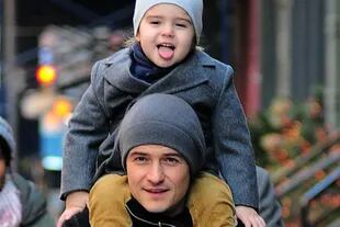 Orlando Bloom y su hijo Flynn, de paseo