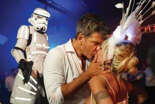 Un beso apasionado apenas empezó el original desfile de personajes de Star Wars que reemplazaron al clásico carnaval carioca.
