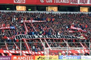 Las facciones aliadas de la barra brava de Independiente se esparcen por el estadio para evitar que los hinchas canten contra la comisión directiva.