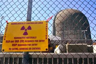 ARCHIVO - Un letrero de materiales radioactivos en la valla de una central nuclear, el lunes 26 de abril de 2021, en Buchanan, Nueva York. (AP Foto/Seth Wenig, Archivo)