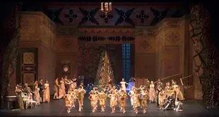 Gran fiesta de la Nochebuena, con árbol de Navidad en el centro, en la puesta de "El Cascanueces" que el Ballet Estable del Teatro Colón presentó por última vez en 2018