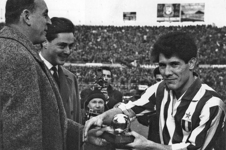 Enrique Omar Sívori, con la camiseta de Juventus, recibe el Balón de Oro, que tenía una versión mucho más pequeña en 1961