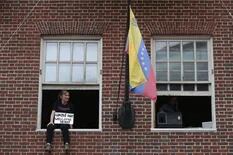 "Guaidó, no sos bienvenido": activistas ocupan la embajada venezolana en EE.UU.