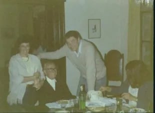 Arturo, el papá de Patricia , está sentado a la mesa con ella y Guy