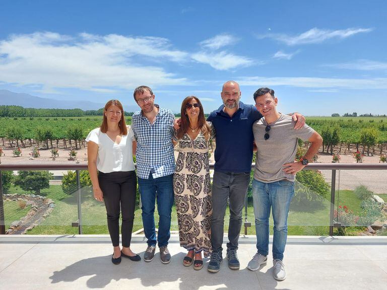 Los catadores de Bonvivir junto al equipo de Las Perdices.