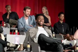 Chadwick Boseman, el protagonista de Pantera Negra, uno de los actores más aplaudidos en la conferencia (atrás, a su derecha, Letitia Wright, quien interpreta a su hermana menor)