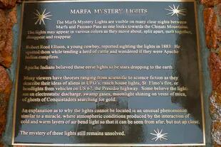 La placa conmemorativa que narra la historia del fenómeno en Centro de Observación de la Luces de Marfa (MLVC)