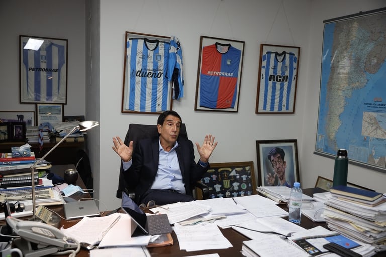 Carlos Melconian, fanático de Racing, en su oficina en el centro porteño