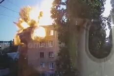 Revelan imágenes de un devastador bombardeo sobre un edificio residencial en Ucrania