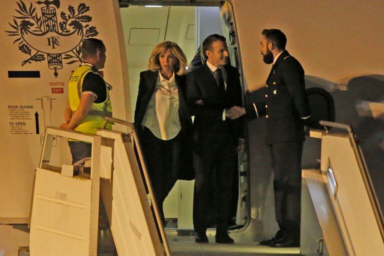 Emmanuel Macron llegó a la Argentina acompañado por su esposa