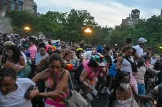 Estampida en el desfile del Orgullo en Nueva York: confundieron fuegos artificiales con disparos