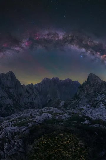 "Secretos de la noche", de Daniel Viñé, en los Picos de Europa, Asturias. "Para capturar esta foto, empezamos a caminar con todo nuestro equipo fotográfico: cámara, trípodes, star tracker y todo lo que necesitábamos para dormir en la montaña"