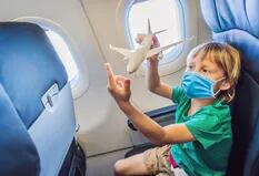 Seis cosas que hay que saber sobre los niños y los barbijos cuando se viaja en avión