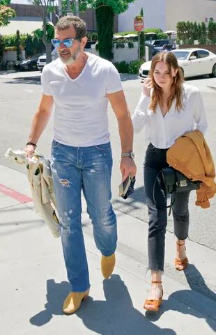 Junto a su hija Stella Banderas (21), en una imagen tomada a principios de junio, en Beverly Hills, después de almorzar en Il Pastaio.