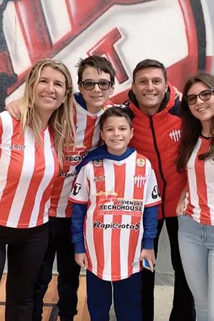 La familia al completo con la camiseta de Talleres, el club donde nació la gran historia de amor del ex futbolista.