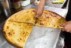 Fainá: De "acompañante" de la pizza a plato porteño de culto