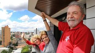 Dilma alza la mano de Lula en señal de apoyo