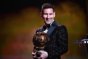 El delantero argentino del Paris Saint-Germain, Lionel Messi, reacciona después de recibir el premio Balón de Oro durante la ceremonia de entrega del Balón de Oro de Francia 2021 en el Teatro du Chatelet de París el 29 de noviembre de 2021.
