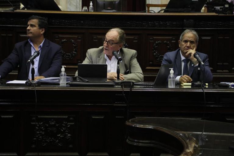 Los diputados Carlos Heller, Marcelo Casaretto y Sergio Palazzo, esta tarde en la comisión de Presupuesto