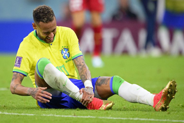 El brasileño Neymar se recuperó de su lesión y podría estar entre los titulares