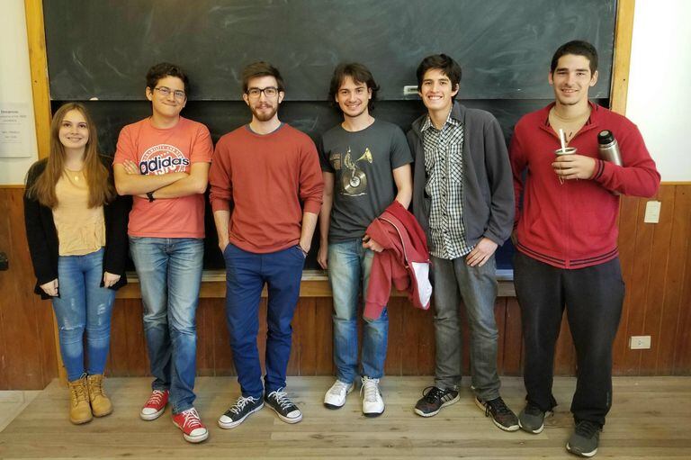 Los estudiantes Micaela Kortsarz, José Quinteros del Castillo, Matías Simonetto, Fabricio Lozano, Lucas Báez Miranda y Michel Gartner