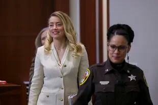 La actriz Amber Heard llega a una audiencia en el Tribunal de Circuito del Condado de Fairfax  (Evelyn Hockstein/Pool via AP)