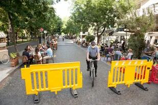 Las zonas peatonalizadas están funcionando desde hace meses en la ciudad, como en la plaza Castelli, en Belgrano R, donde se cierran las calles para uso gastronómico y peatonal
