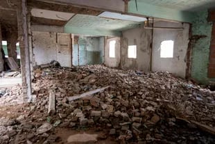 El interior está lleno de escombros de paredes que se han ido demoliendo