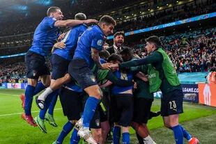 Los jugadores de Italia festejan luego de vencer por penales a España