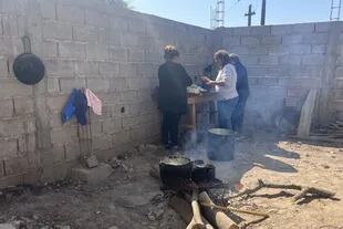 Los voluntarios del comedor Los Tuquitos empiezan a prender el fuego, calentar el agua y cortar las verduras